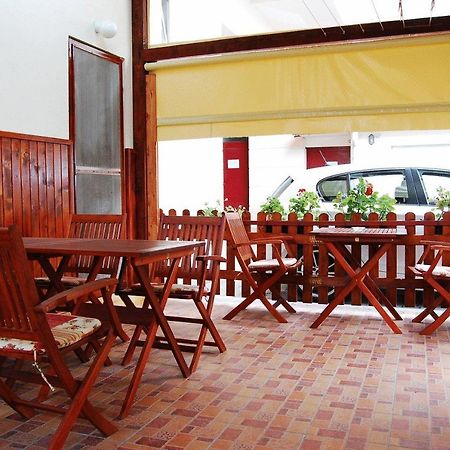 נובי סאד Voyager Bed & Breakfast מסעדה תמונה